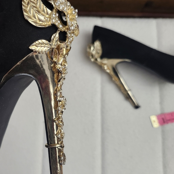 JustFab Black Stiletto Pumps Size US 7.5 Ornate Gold Sculptural  Floral Heels - Picture 11 of 16